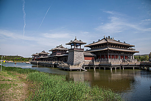 山西大同云冈石窟湖心岛中央的灵岩寺