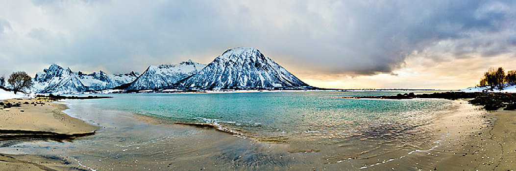 冬季风景,海滩,蓝绿色海水,粗厚,云,积雪,山,背景,罗弗敦群岛,全景