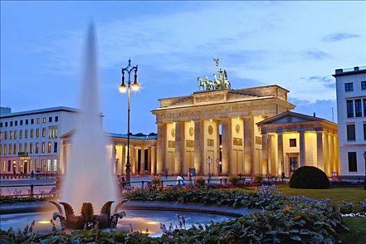 喷泉,正面,勃兰登堡门,傍晚,柏林,德国,欧洲