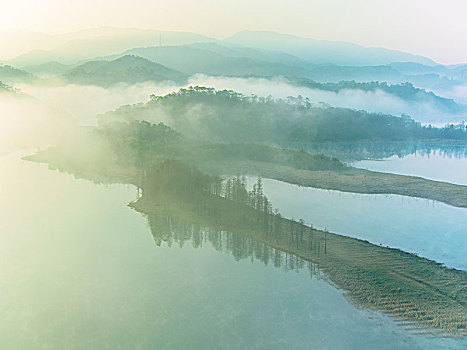 长江水库早晨云雾飘渺