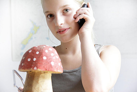 女孩,制作,毒蝇伞,蘑菇,锯,块,木头,交谈,手机