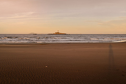 日落前的海滩