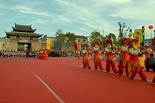 歙县古城府衙广场表演休宁威风锣鼓