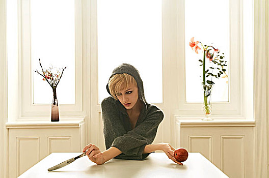 美女,坐,桌子,拿着,苹果,银,刀