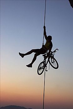 极限运动,男人,套绳,绳降,自行车,日落,山,上奥地利州,奥地利,欧洲