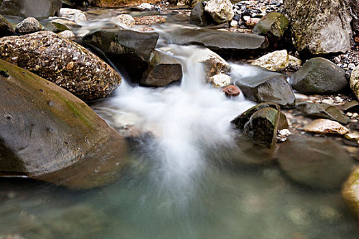 小溪流水