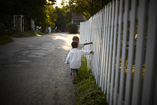 男孩,走,旁侧,白围栏,安大略省,加拿大