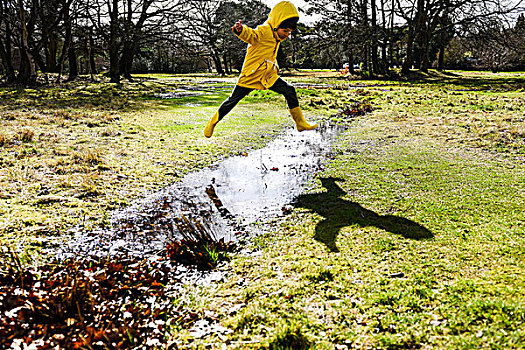 男孩,黄色,带帽衣,跳跃,上方,公园