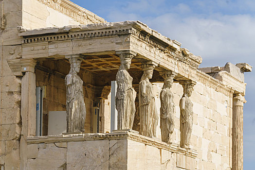希腊雅典卫城废墟遗址中的厄瑞克忒翁神庙及其女像石柱
