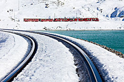 高速列车,雪,山谷,围绕,湖,格劳宾登,恩加丁,瑞士,欧洲