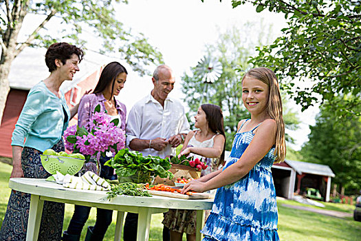 家庭聚会,桌子,沙拉,新鲜水果,蔬菜,父母,孩子,两个女孩,一个,年轻,女人,夫妻