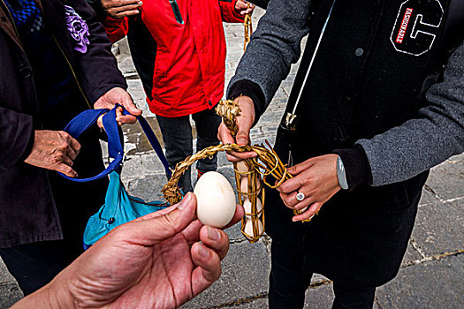 云南腾冲,地热公园热海大滚锅蒸煮鸡蛋花生土豆