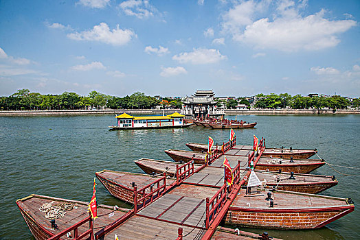 广东潮州中国四大古桥------广济桥正在架设十八只梭船