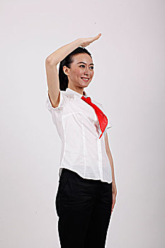一个穿白衬衫系红领巾的商务女士