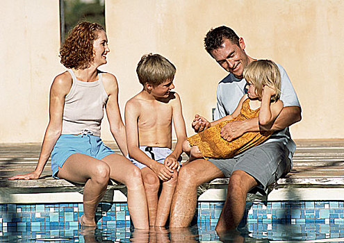年轻家庭,坐,一起,脚,游泳池