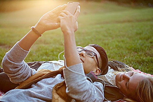 情侣,野餐毯,公园,分享,耳机,音乐