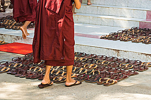 缅甸,曼德勒,骨头,寺院,新信徒,僧侣,小心,排列,鞋,道路,室内