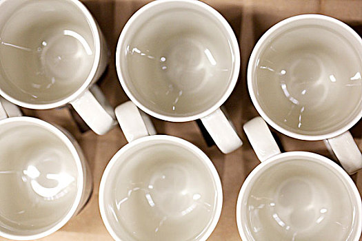 两排摆放整齐的白色陶瓷杯