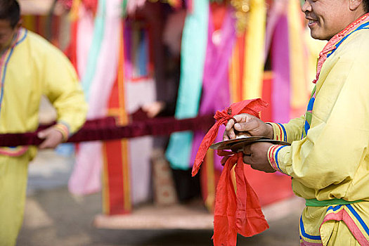 北京春节庙会上的传统节目表演
