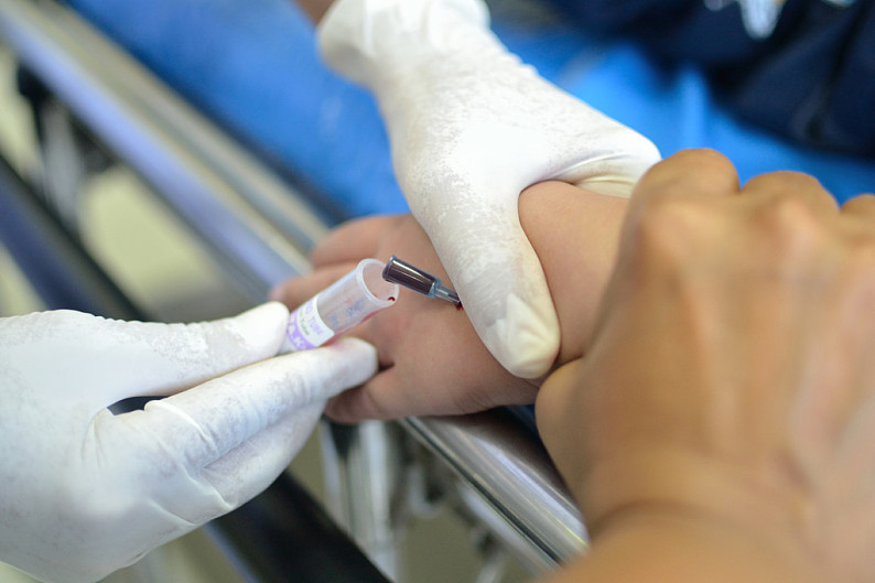 验血_孩子_病人_左边_手臂_高清图片_全景视觉