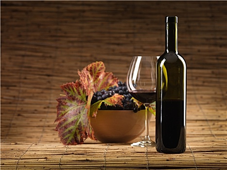 红酒瓶,玻璃杯,葡萄,藤条,背景