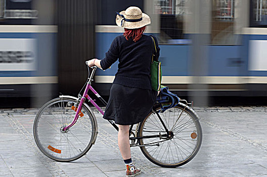 城市,有轨电车,小路,女人,自行车,后面,站立,街道,路边,骑车,帽子,草帽,太阳帽,等待,人,耐心