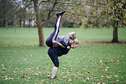 两个女人,背对背,练习,公园
