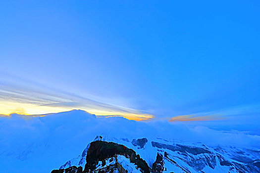 夕阳下的长白山