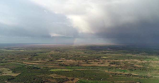 内蒙古额济纳旗出现奇迹,一半晴天一半雨,浓云彩虹绿意盎然