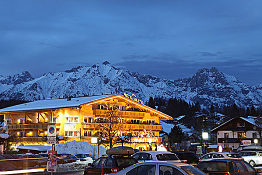 阿尔卑斯山下的酒店