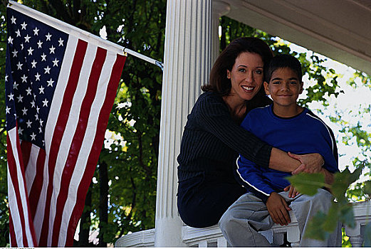 肖像,母亲,儿子,坐,门廊,美国国旗