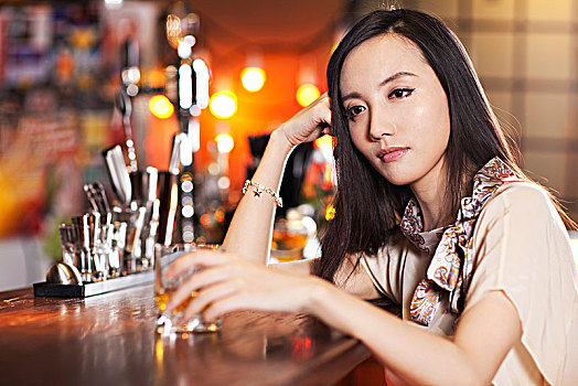 年轻女性独自在酒吧
