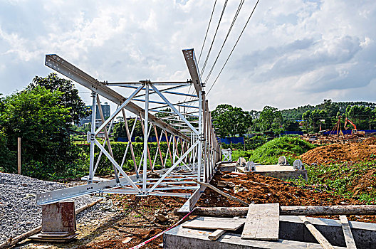 正在建设中的输电线路铁塔