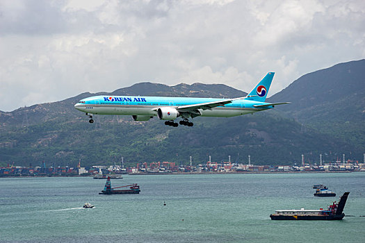 一架大韩航空的客机正降落在香港国际机场