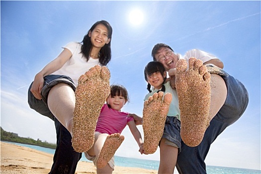 高兴,亚洲家庭,享受,夏天,海滩