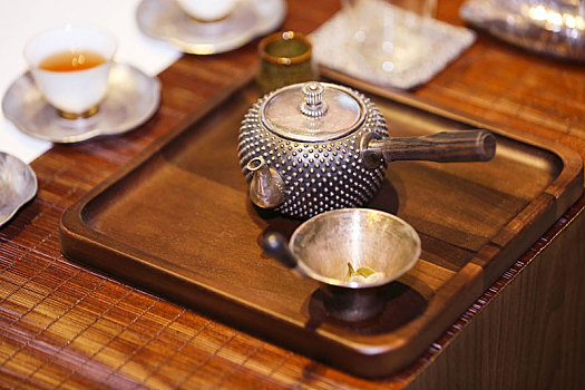 铁质茶壶