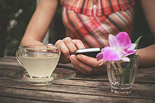 美女,喝,茶,机智,电话,木桌子