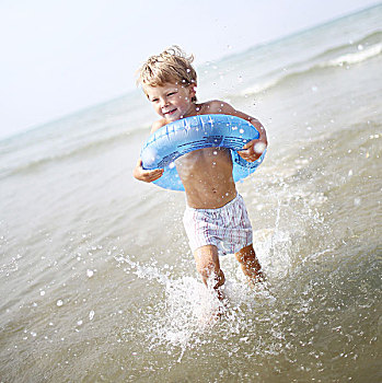 小男孩,海滩,橡皮圈
