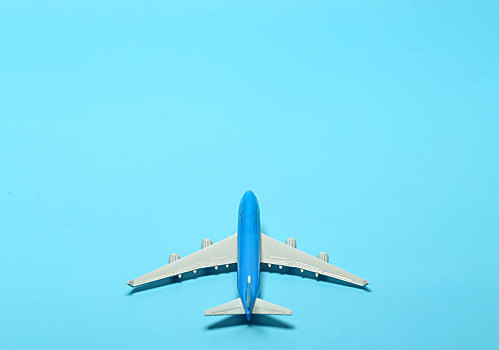 飞机模型放在蓝色背景上