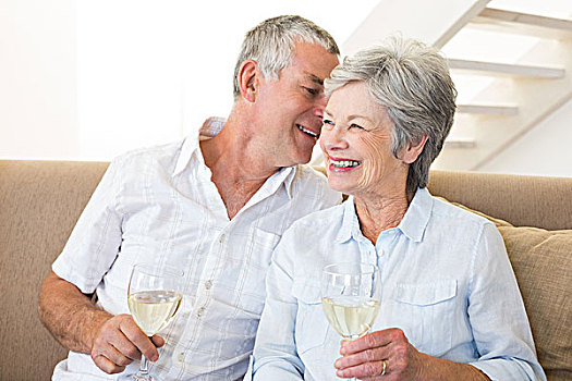 老年,夫妻,坐,沙发,喝,白葡萄酒