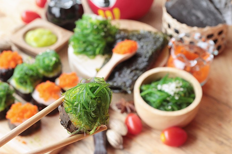 寿司卷,海草,沙拉,虾,蛋_高清图片_全景视觉