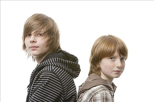 两个男孩,13岁,背对背