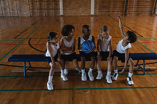 小学生,交谈,相互,坐,长椅,篮球场