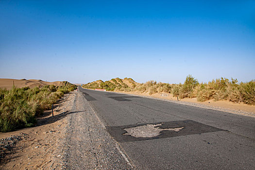 新疆塔里木沙漠公路上损坏的路面