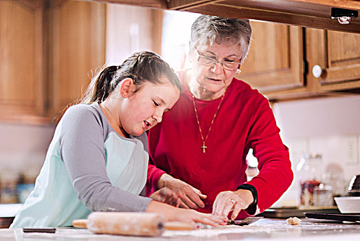 女孩,祖母,甜饼模子,面团,厨房操作台