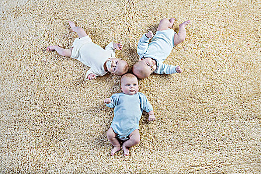 排列,三个,婴儿,卧,地毯