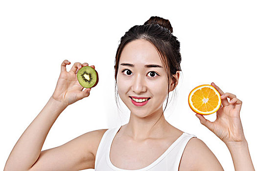 健康饮食,年轻美丽的女性拿着猕猴桃和橙子