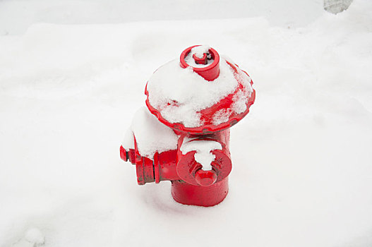 积雪中的消火栓