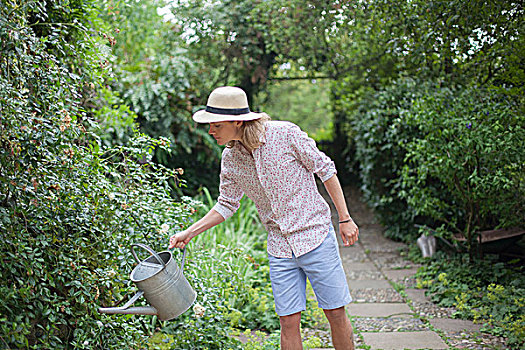 男青年,浇水,花园