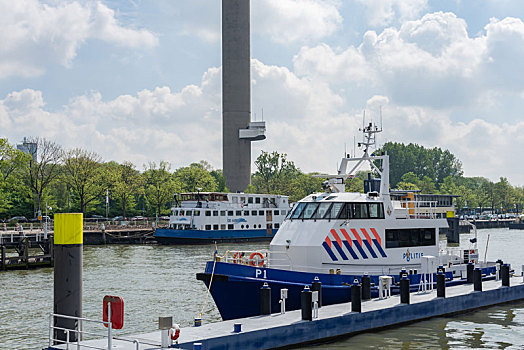 荷兰鹿特丹港口的游船轮船